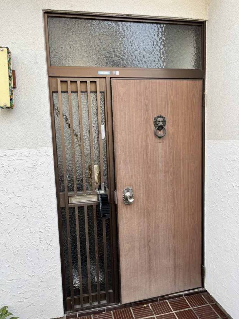八王子市大谷町の玄関ドア取替　施工前全体