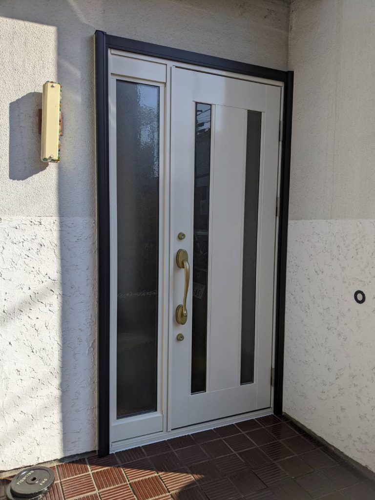 八王子市大谷町　玄関ドア取替　工事後全体写真