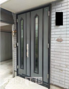 東京都江戸川区本一色　トステム製の面材が色あせた玄関ドアリフォーム