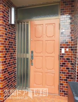東京都武蔵村山市玄関ドア　板チョコのようなデザインの古びた玄関ドア