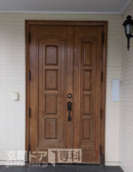 千葉市緑区越知町の玄関ドアが大変身工事　施工前は木製の採光がまるでない暗いドア