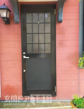 長生郡白子町の勝手口のような玄関ドアをすごく洋風な玄関ドアにアレンジ　施工前