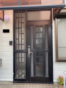 神奈川県横浜市鶴見区玄関ドア　テラス屋根が直前についている玄関ドアを交換したい