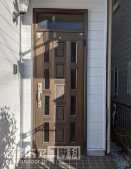 神奈川県藤沢市玄関ドア　日焼けした三協アルミのドア