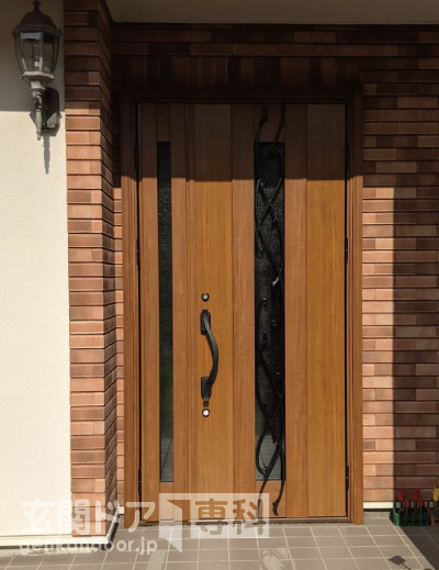 鎌倉市常磐の日焼けして色あせがひどい玄関ドアの交換事例　アフター
