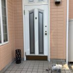 横浜市金沢区の玄関ドア取替工事　施工前全体写真