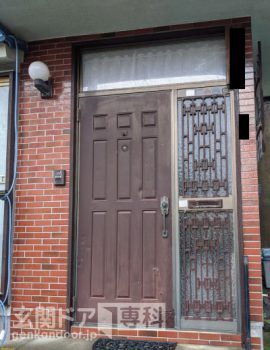 神奈川県横浜市南区玄関ドア　ランマや袖ＦIX部分は壊さず、ドア部のみ新しい枠をつけてカバー工法にて交換　施工前