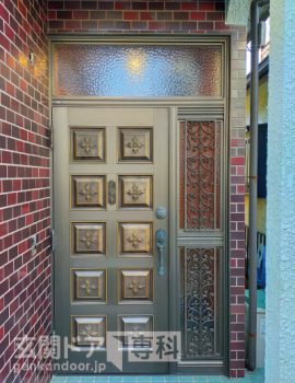 神奈川県座間市栗原中央玄関ドア　寒々しい見た目のアルミドア＋古いデザインの袖格子