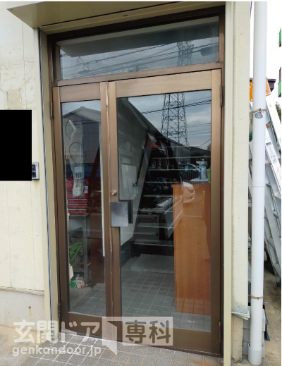川口市峯の事務所入り口ドアをリフォーム玄関ドアで交換工事　ビフォア