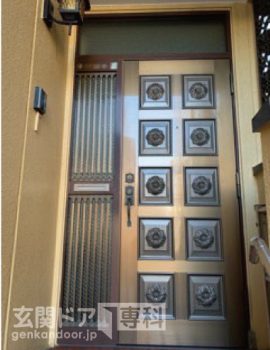 神奈川県川崎市中原区中丸玄関ドアリモデル　外階段を登ると２階に玄関ドアがあります。