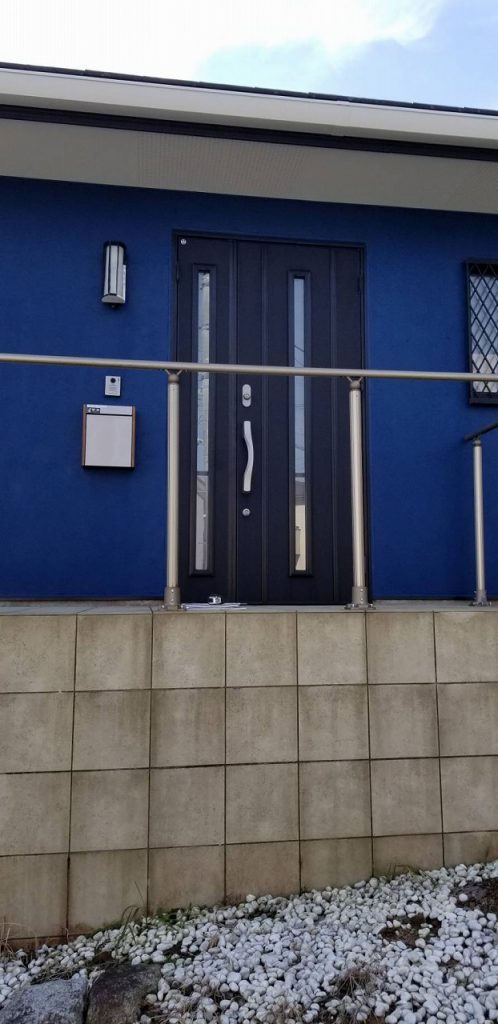 勝浦市興津久保山台で交換した玄関ドアはリクシルのS型ハンドルでタッチキー　アップ全体