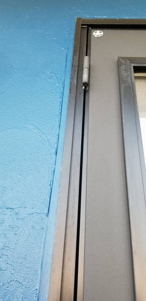 勝浦市興津久保山台で交換した玄関ドアはリクシルのS型ハンドルでタッチキー　青い外壁