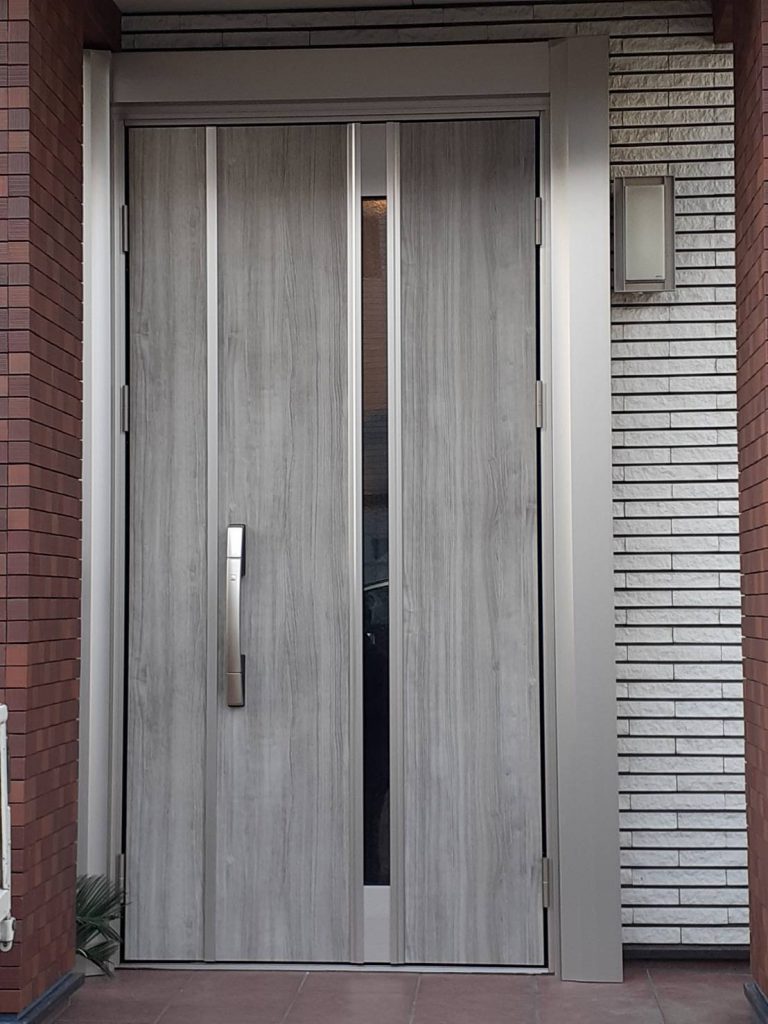 相模原市淵野辺本町のピボットヒンジの分厚い玄関ドアをリモコンキー仕様のドアに１ｄａｙ交換　全体ビフォー