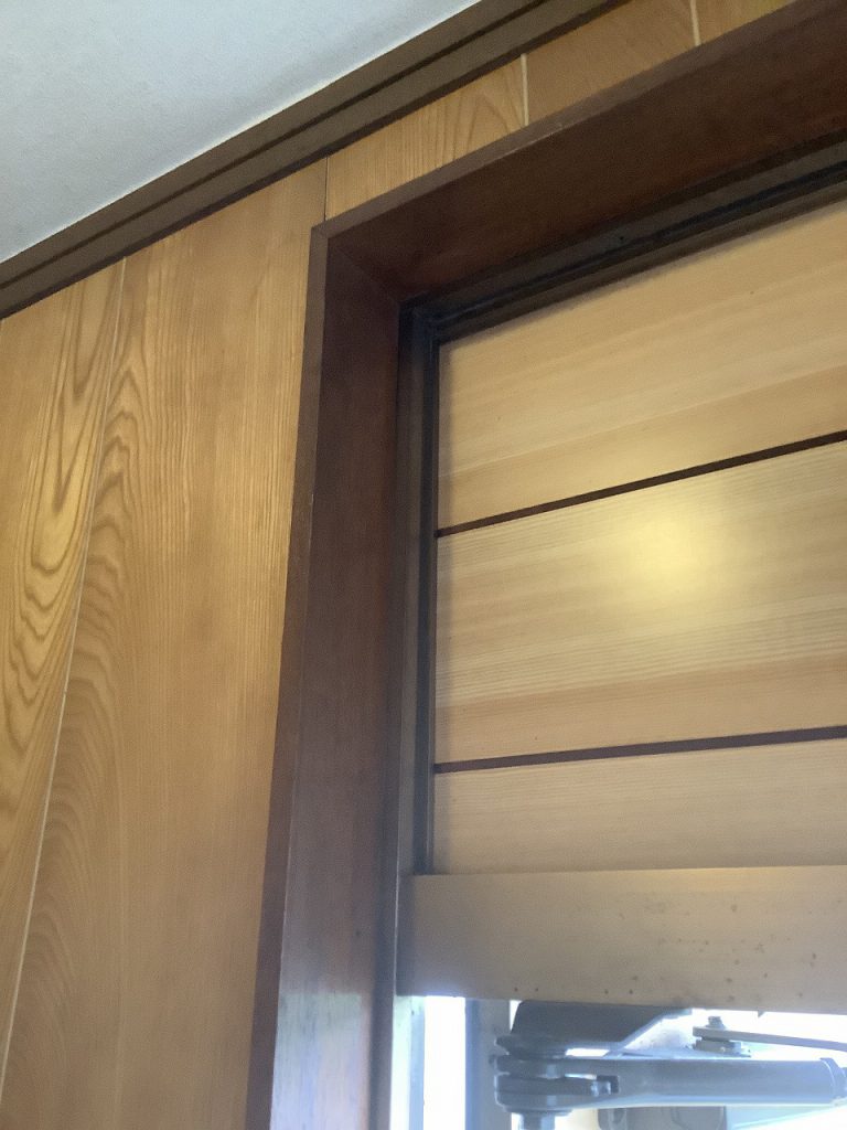 西東京市保谷町でランマに板パネルが入った板張りドアを改装　室内側からみた板パネル