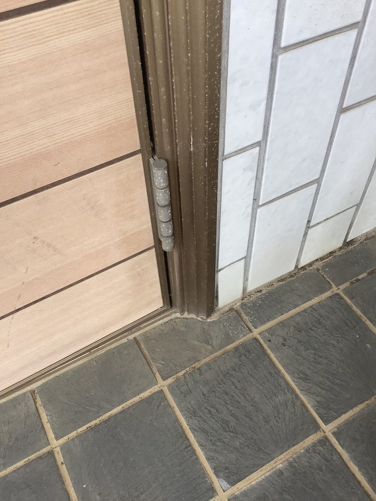 西東京市保谷町でランマに板パネルが入った板張りドアを改装　ドア下部をアップ