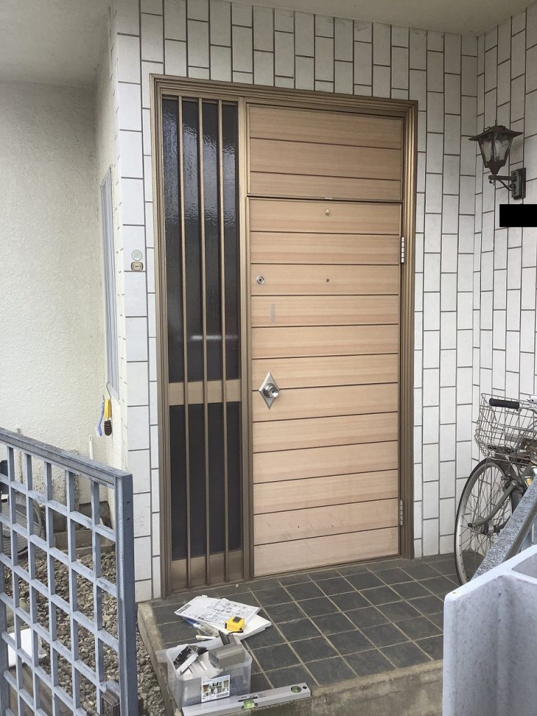 西東京市保谷町でランマに板パネルが入った板張りドアを改装　全体写真
