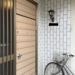 西東京市保谷町でランマに板パネルが入った板張りドアを改装　斜めからのアングル