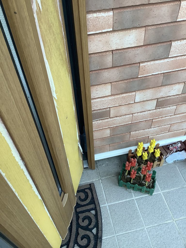 鎌倉市常磐で日焼けして色が落ちてしまった玄関ドア交換　施工前　色がはげた親扉