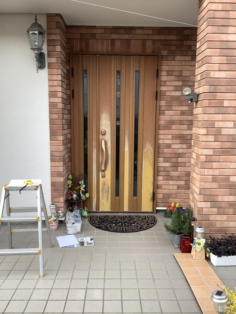 鎌倉市常磐で日焼けして色が落ちてしまった玄関ドア交換　ビフォア