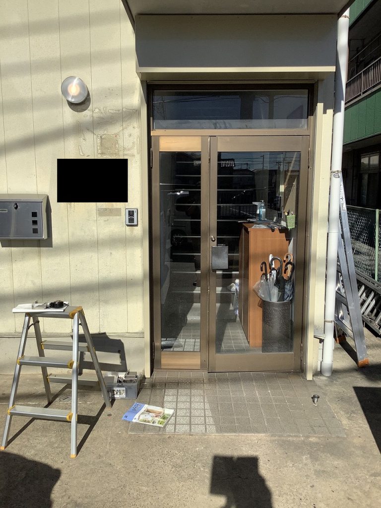川口市峯にて事務所入り口ガラスドアをリフォーム　全体写真