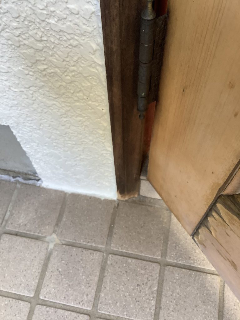 越谷市袋山で外壁塗装直後に玄関ドア交換　色あせてしまった木製ドアの表面