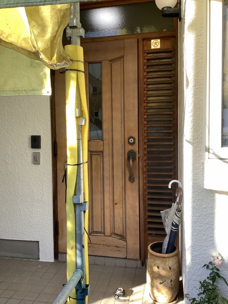 越谷市袋山で外壁塗装直後に玄関ドア交換　劣化した木製ドア