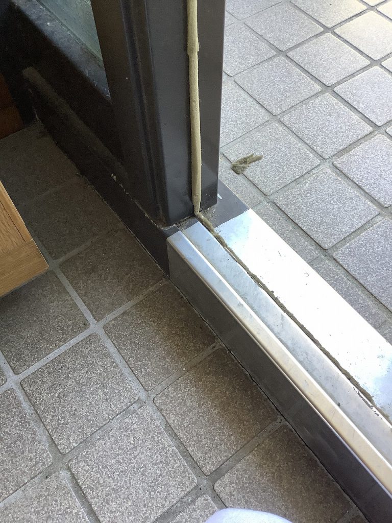 藤沢市辻堂で隙間風がひどい両袖のドアをドア部のみでカバ―工法　下枠立ち上がり