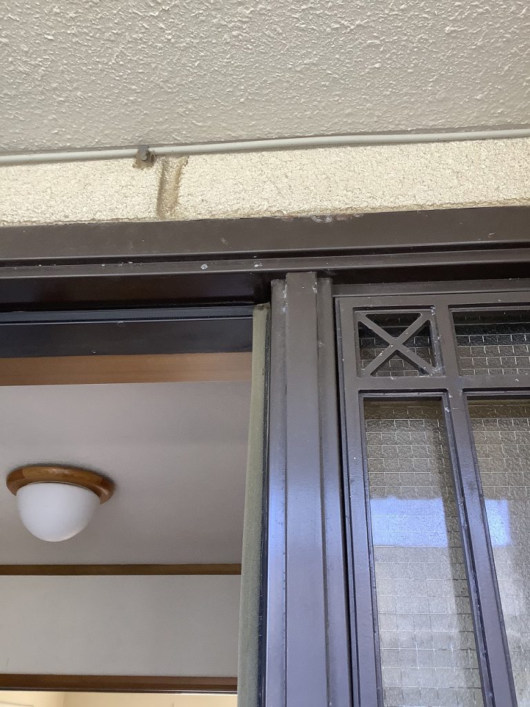 藤沢市辻堂で隙間風がひどい両袖のドアをドア部のみでカバ―工法　枠部アップ