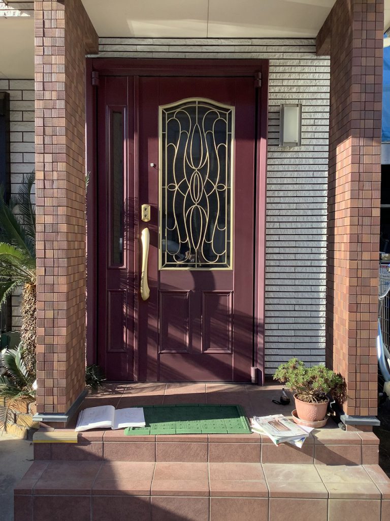 相模原市淵野辺本町のピボットヒンジの分厚い玄関ドアをリモコンキー仕様のドアに１ｄａｙ交換