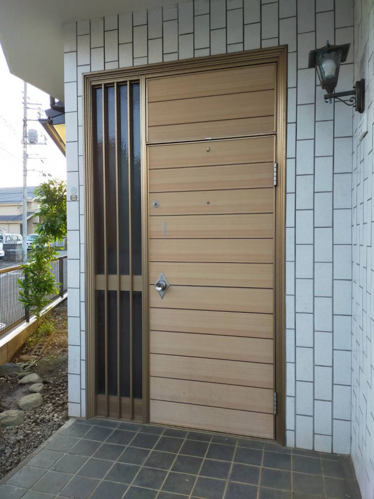 西東京市保谷町でランマに板パネルが入った板張りドアを改装　ビフォア