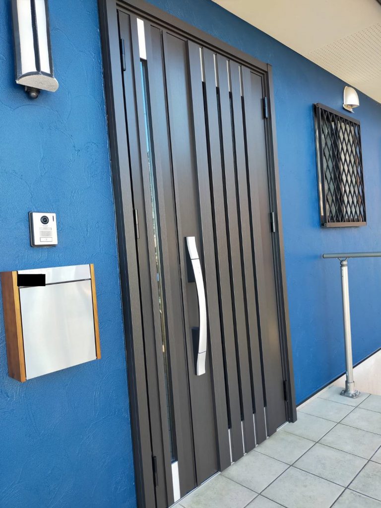 勝浦市興津久保山台で交換した玄関ドアはリクシルのS型ハンドルでタッチキー　施工後