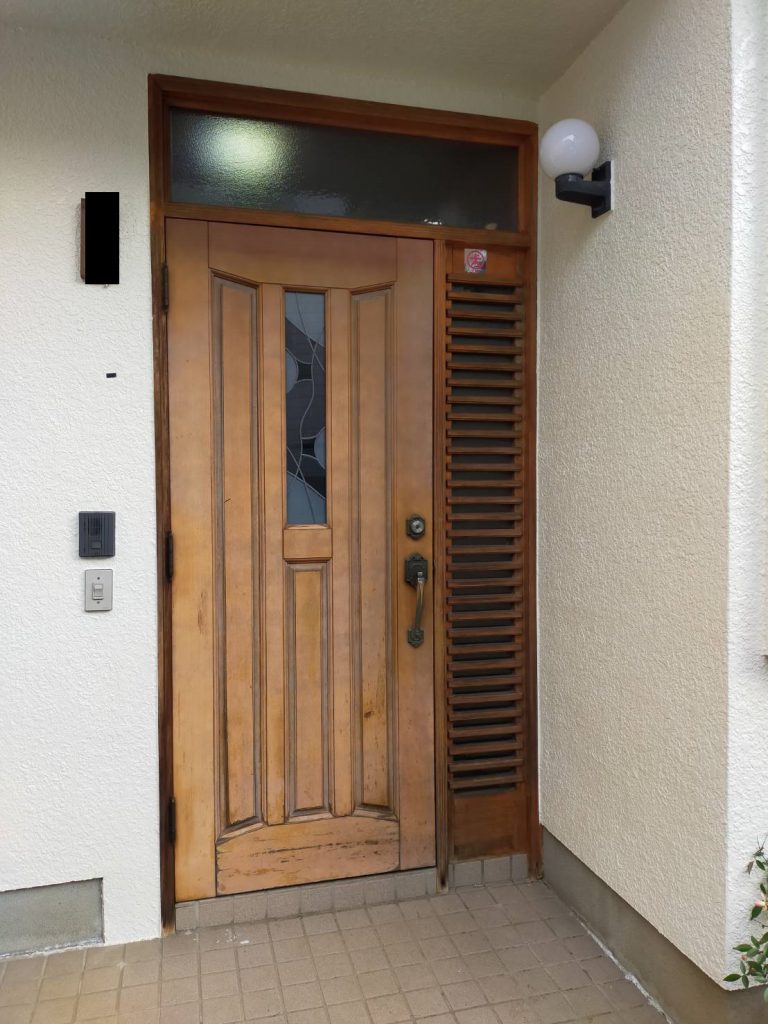 越谷市袋山で外壁塗装直後に玄関ドア交換　ビフォア