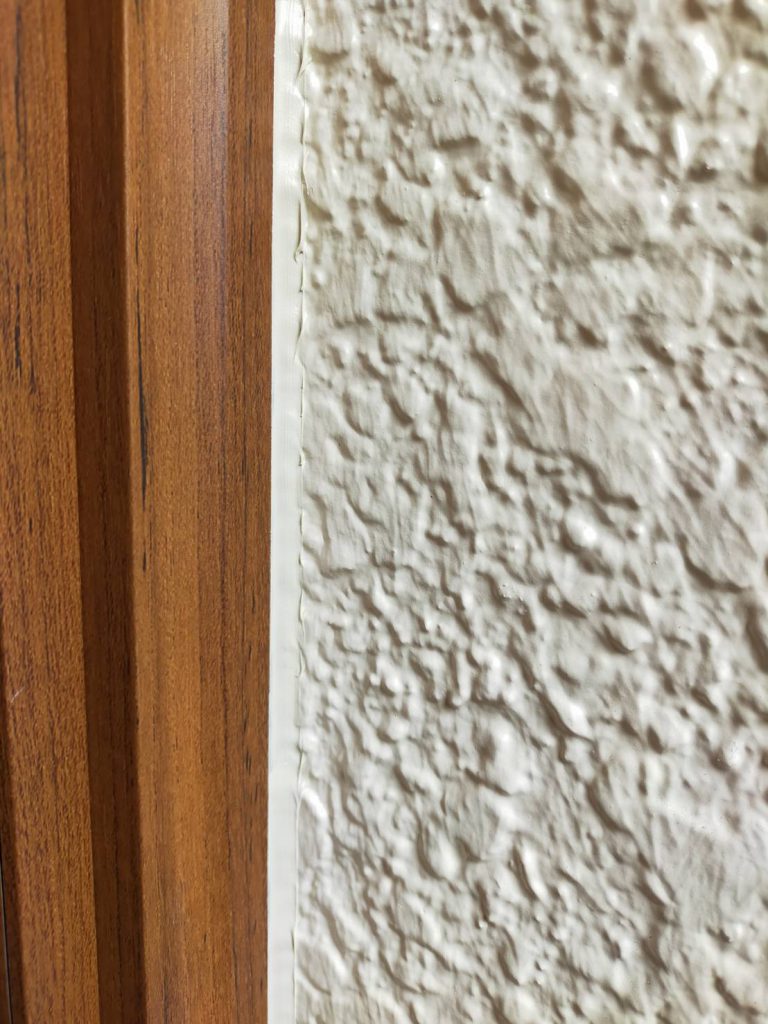 越谷市袋山で外壁塗装直後に玄関ドア交換　仕上げコーキング