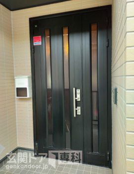 東京都葛飾区水元玄関ドアリフォーム　ポストがすぐ横にあるので移動して交換　施工前