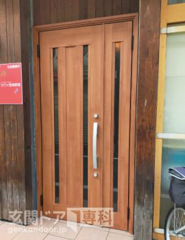 東京都杉並区下高井戸玄関ドアリフォーム　板張り外壁のお家に合うドア