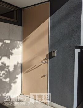 東京都世田谷区砧玄関ドア　無機質で面白味のなかった玄関ドアを取り替え