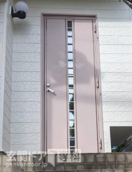 神奈川県横浜市保土ケ谷区権太坂玄関ドア　レバーハンドルが壊れて戻らなくなって傾いた玄関ドア