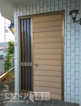 東京都西東京市保谷町玄関ドアリノベーション　日焼けした古っぽい板張りデザインのドア