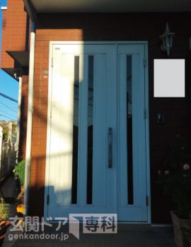 神奈川県横浜市磯子区丸山玄関ドア交換　工事前の少し色落ちしてきたホワイトのドア