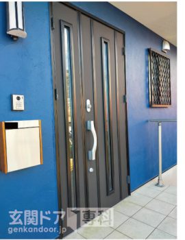 勝浦市玄関ドアリフォーム　青く外壁塗装したばかりでドアも交換したくなった