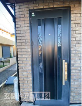 埼玉県草加市稲荷玄関ドアチェンジ　色あせたブラックのドアがパイン木目の綺麗な新しいドアに