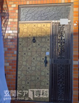 埼玉県川口市前川で古っぽい見た目の玄関ドアを袖にポスト入れ口をつけて交換工事
