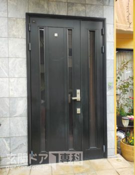 神奈川県横浜市港北区高田西玄関ドア変身　プロントの色が褪せた黒いドア