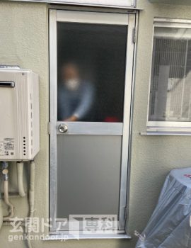 東京都江東区大島勝手口ドアリモデル　寒々しい框タイプのドア