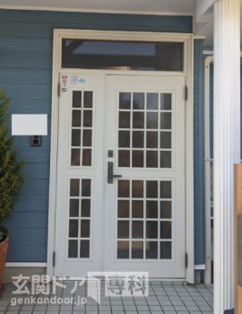 千葉県君津市南子安玄関ドア取付　薄汚れてしまったホワイトのランマ付ドア