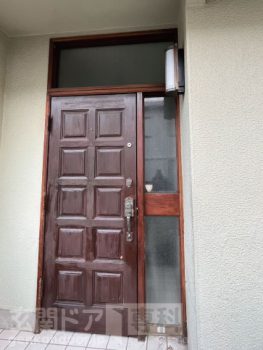 浦安市玄関ドアリフォーム　木製の扉
