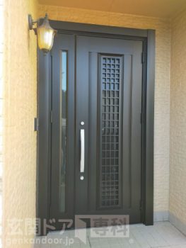 平塚市桜ヶ丘の玄関ドアリフォーム　堂々とした黒色のドア