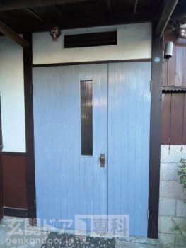 鎌倉市小町で玄関ドアリフォーム　施工前の木製ドア