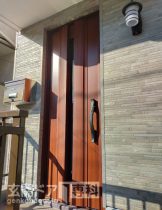 東京都江東区北砂玄関ドア　ダージリンウォールナットのリブモールデザイン