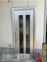 練馬区石神井町　倉庫ドアをデザイン性のあるステン色のドアに交換